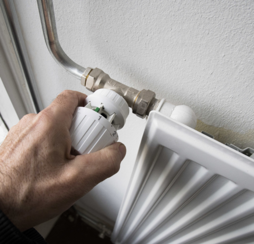 De radiatorknop wordt lager gedraaid