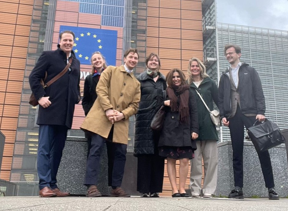 Delegatie: van links naar rechts
Marten Boels, Grondstoffenregisseur MRA
Laura van der Doorn, Trainee MRA Duurzaamheid
Milan Bijl, Regisseur Circulaire Inkoop MRA
Julie Noorman, Trainee MRA Public Affairs
Najat Azogagh, Strategisch Adviseur MRA Public Affairs
Merel Stolker Regisseur Circulaire Gebiedsontwikkeling MRA
Stan van den Berg, Strategisch Adviseur MRA Bouwen en Wonen
