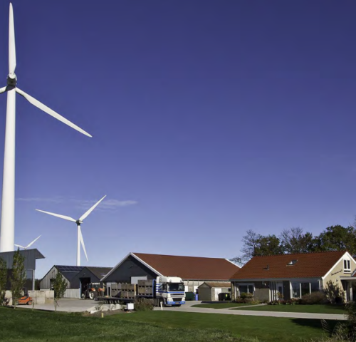 Windmolens bij een boerderij