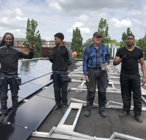 Mannen installeren gebruikte zonnepanelen... met dank aan https://zonnext.nl/